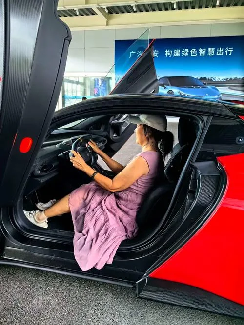 梦见坐跑车-梦见驾驶豪华跑车