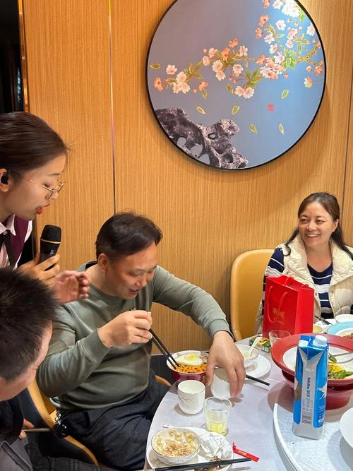 梦见和领导在一起吃饭聊天_2