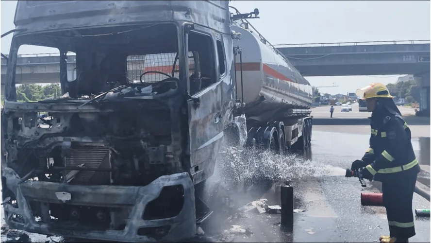 梦见油罐车溢出-油罐车漏油梦