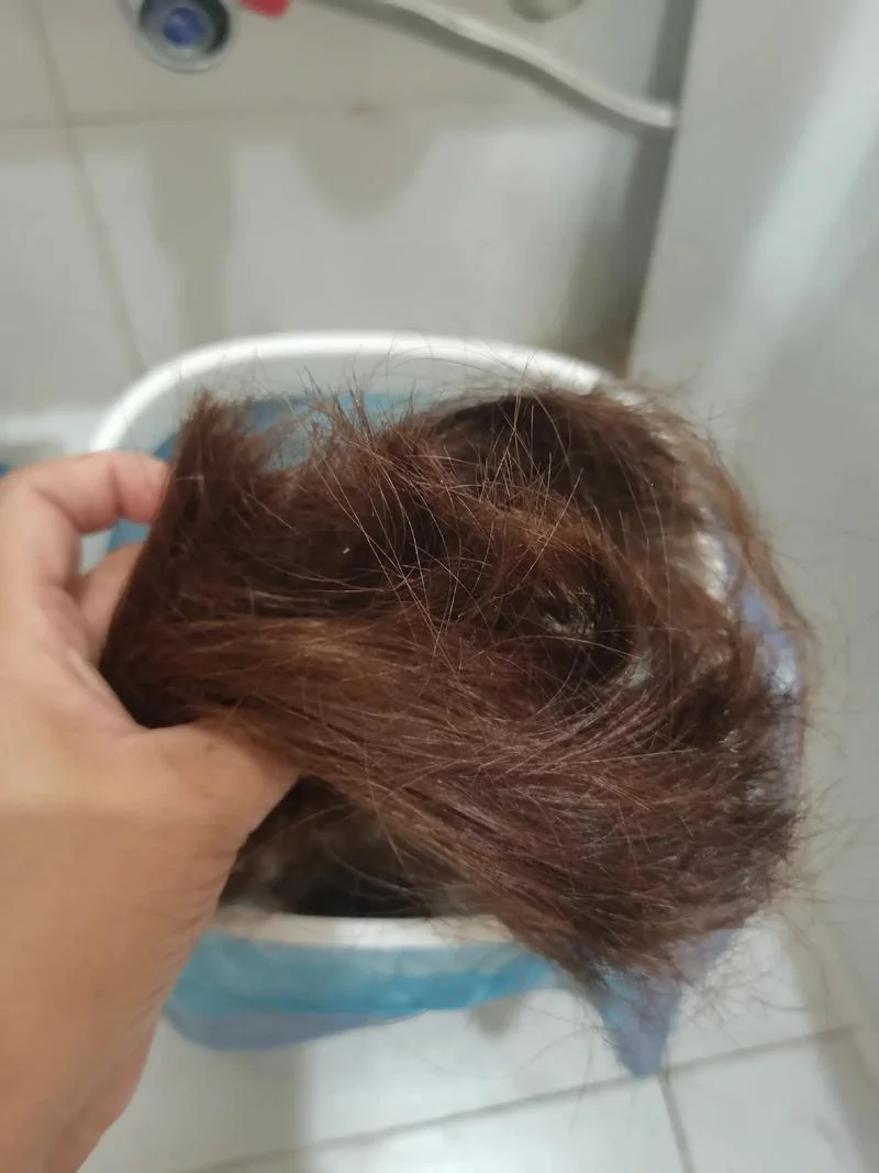 梦见剪掉一缕头发_2