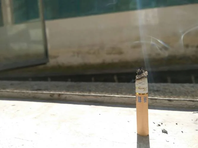 梦见自己吸烟没点着_1