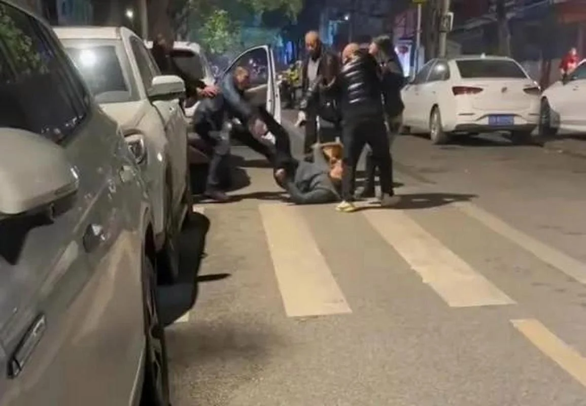 梦见朋友老公出轨打架_1