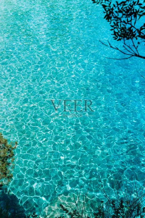 梦见自己大海划水-海中游泳之梦