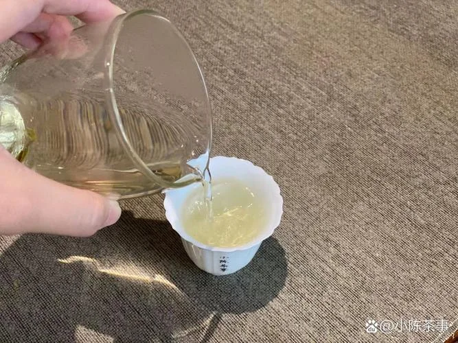 梦见给别人倒茶太满_2