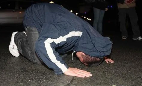 梦见给死人磕头下跪_2