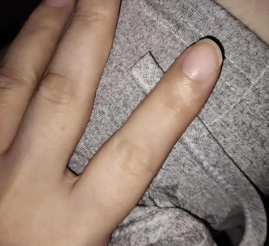 女人梦见老鼠咬手指_1