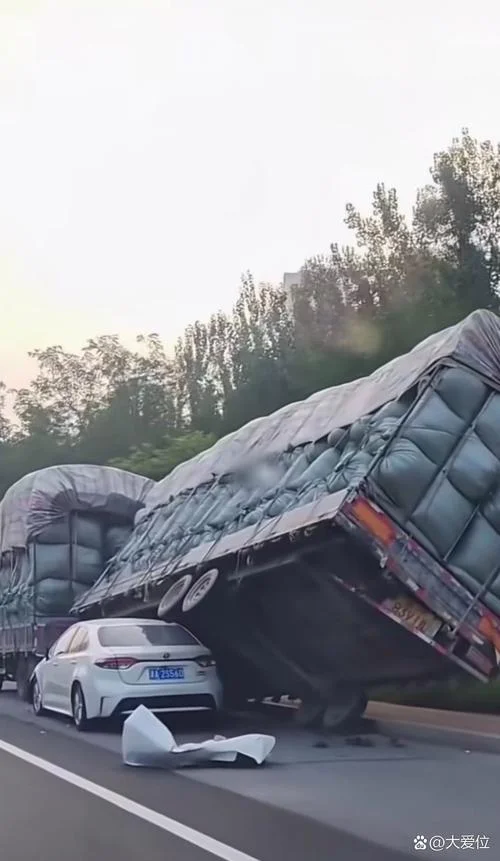 梦见大卡车货物翻车_2