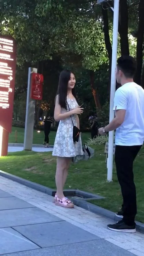梦到一个女生-梦见某位女生