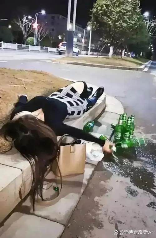 梦见喝红酒喝大了-醉饮红酒梦