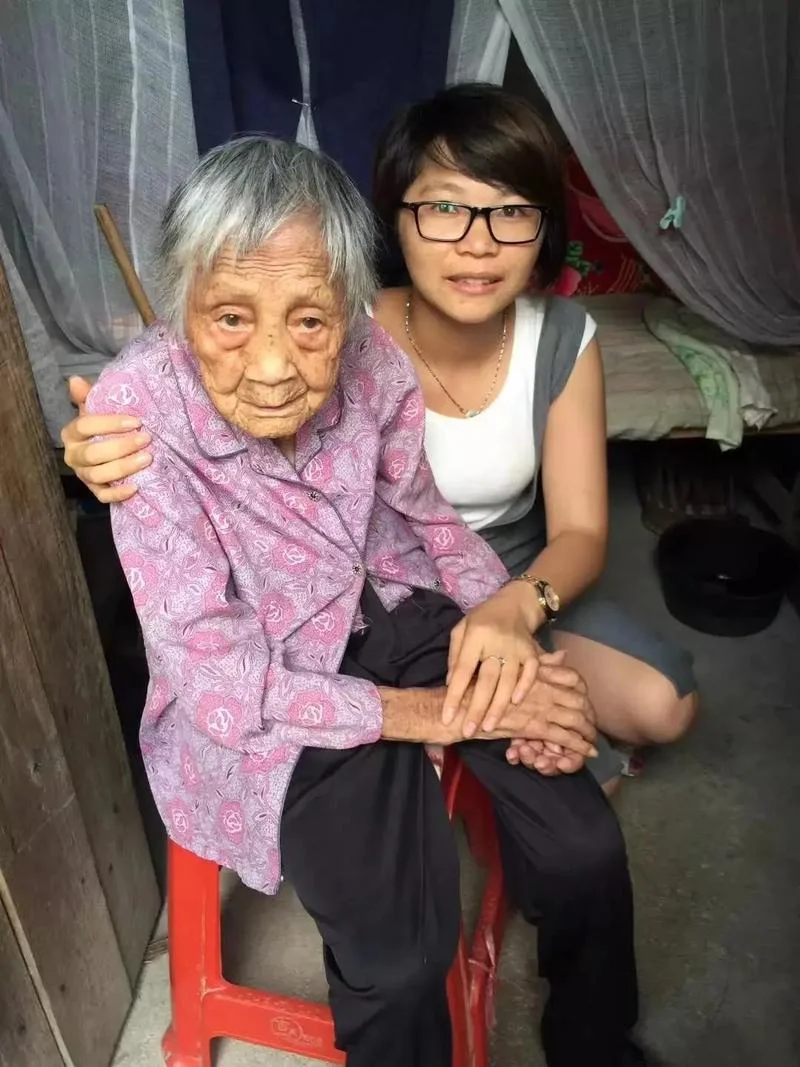 梦见别人家办事好多人_2