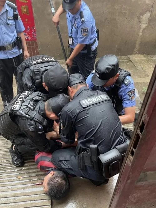 梦见刑警抓犯人_1