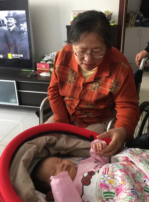 梦见去世奶奶手抱小女婴_2