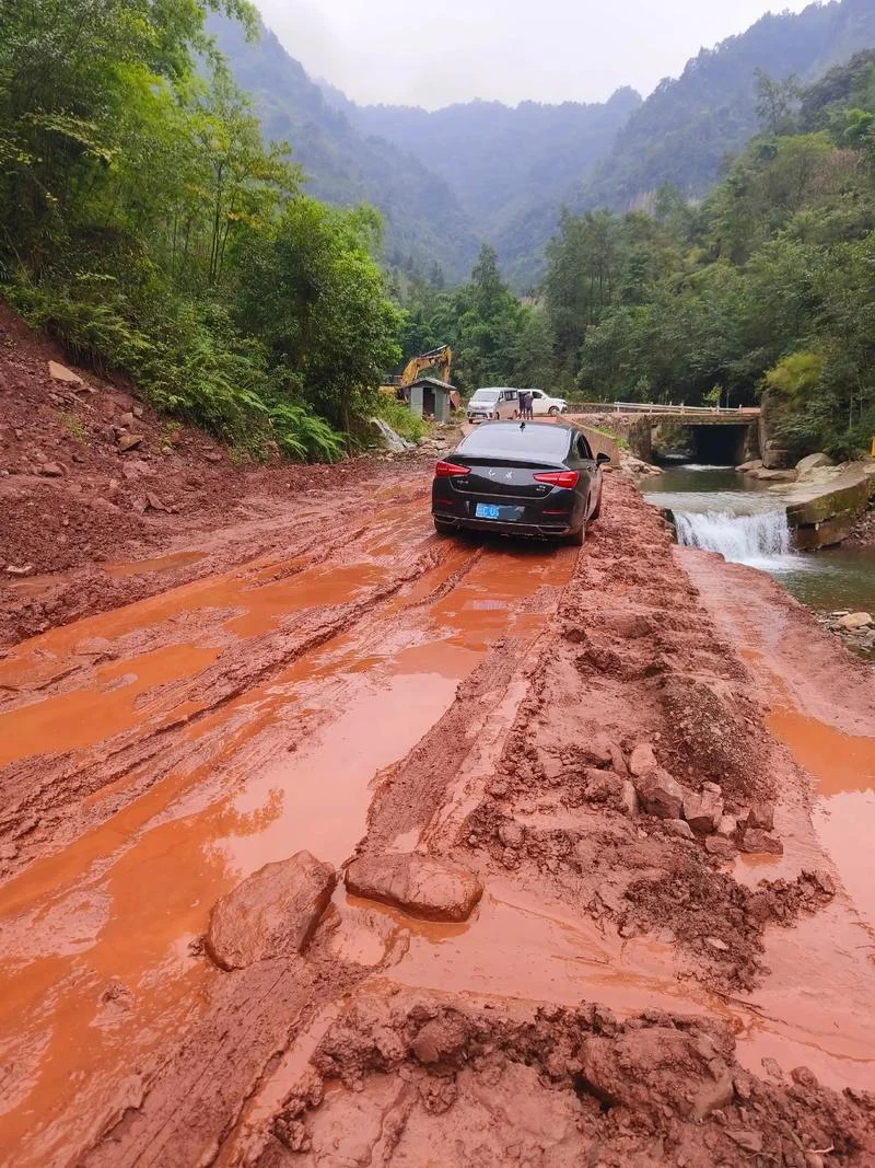 梦见道路泥泞难走-梦陷泥泞途