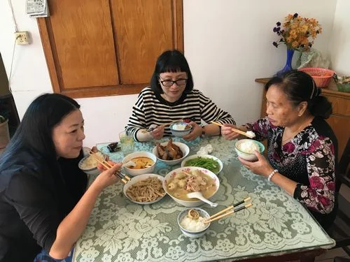 梦见陌生女人一起吃饭-梦与陌生女共餐