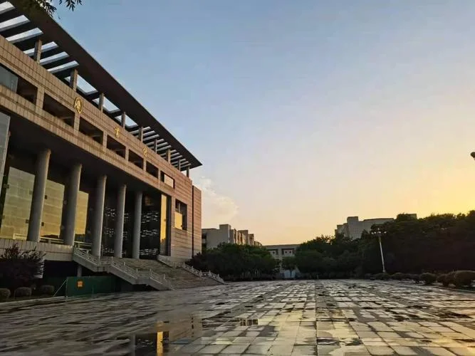 济宁学院多少亩_1