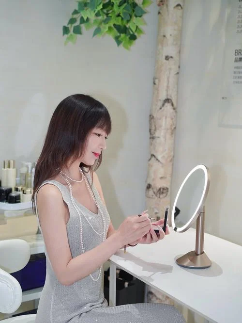 梦见照着镜子化妆_2