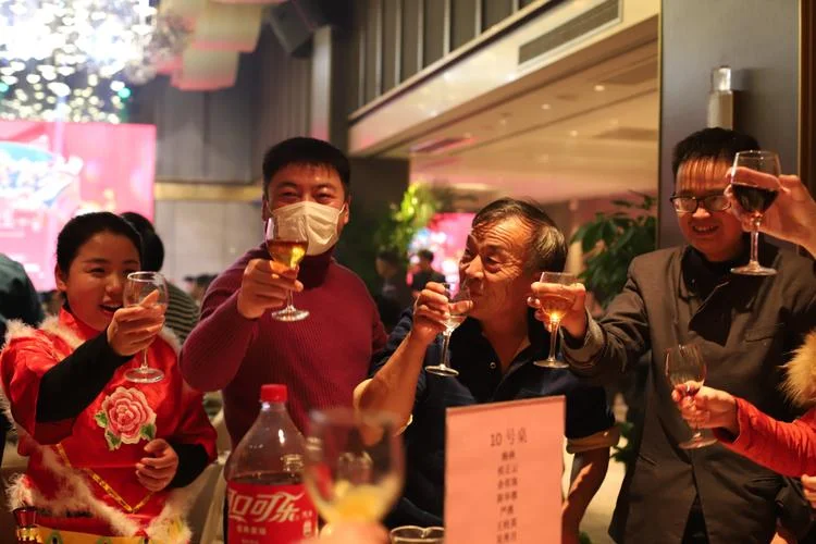 梦见和同事喝喜酒_2