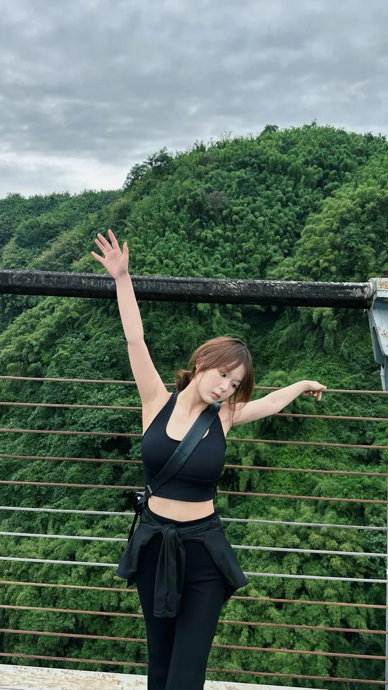 邛崃旅游景点玻璃栈道_1