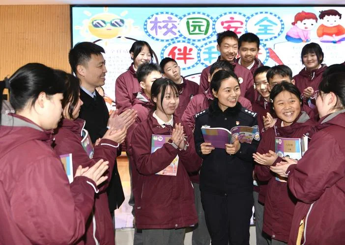 梦见去学校找警察同学_1