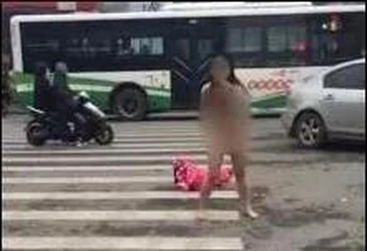 梦见自己光着上身上街_1