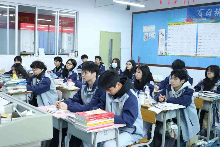 梦见自己复读高考-梦回高考复读