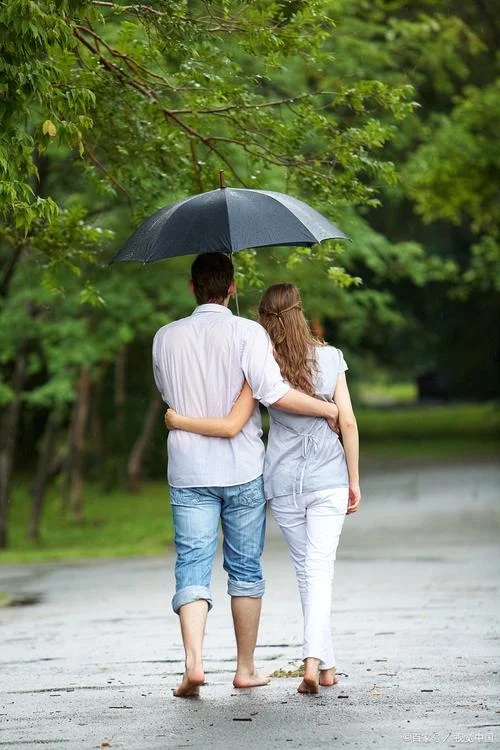 梦见下雨和情人在一起_2