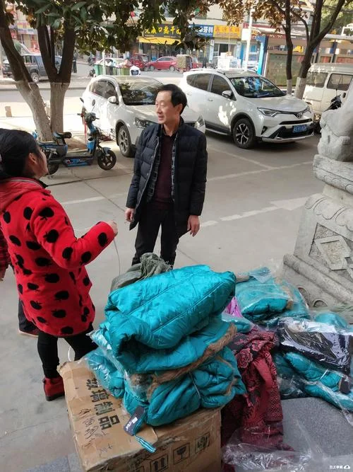 梦见别人捐小孩衣服-梦他人捐婴衣
