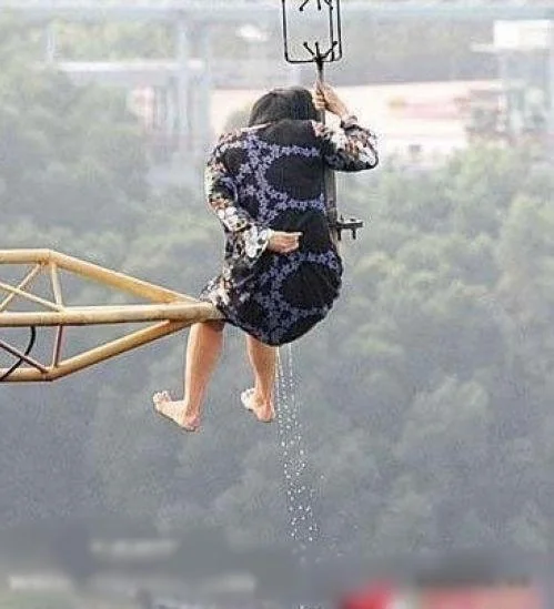 女人梦见在水里小便_1