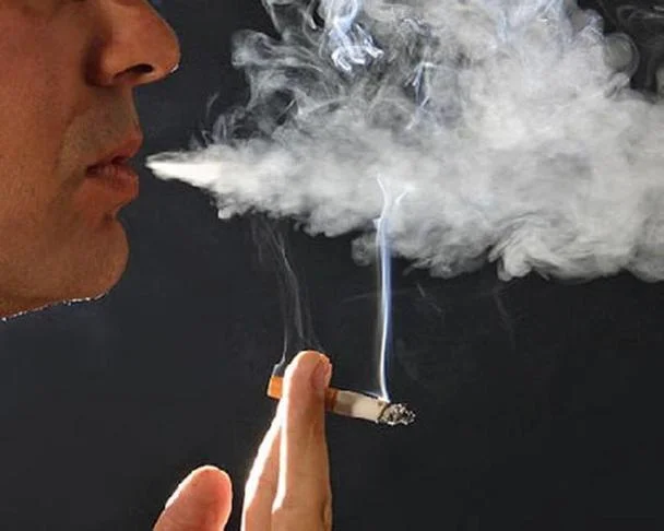 梦见自己吸烟_1