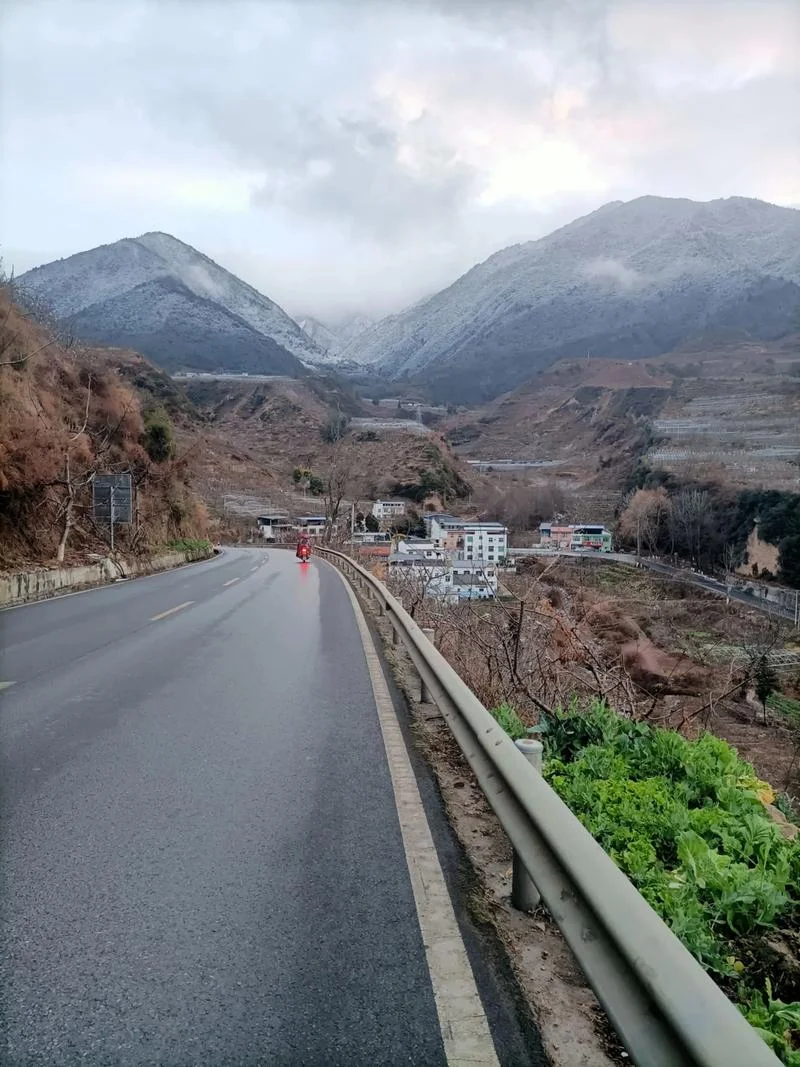 梦见山上下雪-梦中山顶飘雪