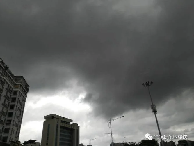 梦见天昏地暗狂风暴雨_1