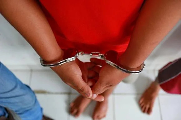 梦见被警察抓戴手铐_2