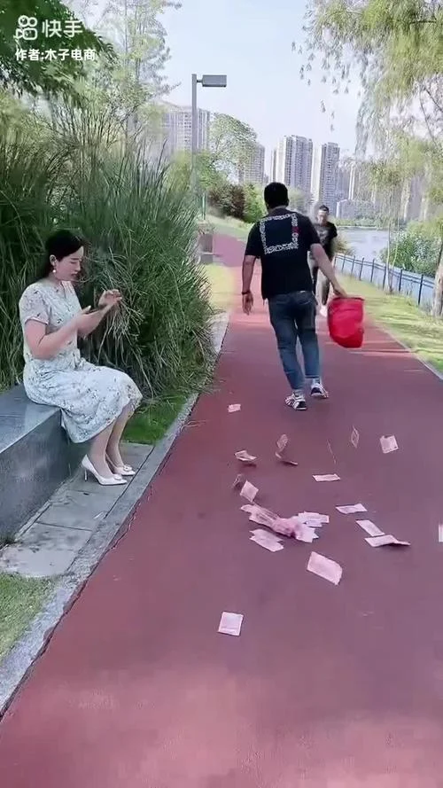 女人梦见钱掉地上又捡回来-女人梦拾落钱