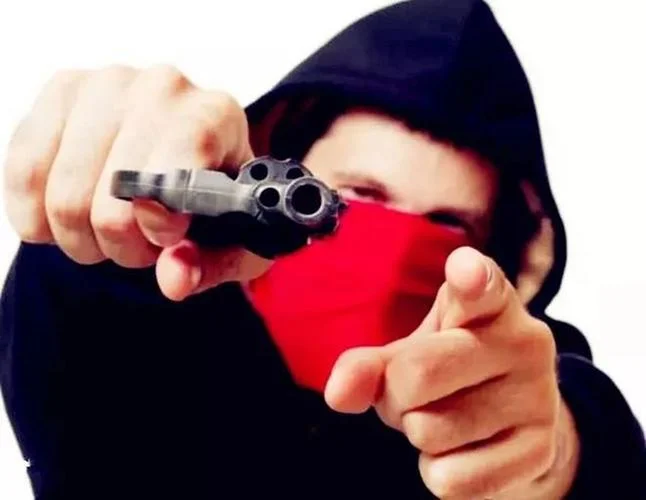梦见自己拿枪杀人-梦持枪杀人