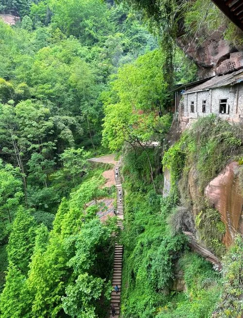 成都周围的山区旅游景点_1