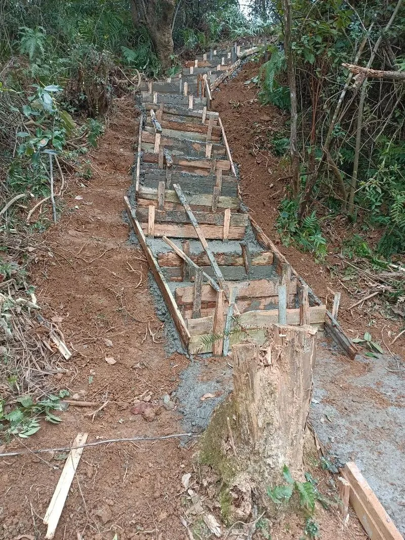梦见走在崎岖的小路上_2