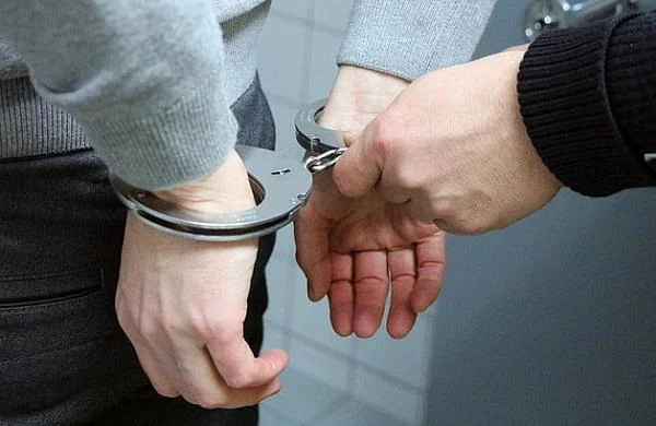 做梦梦到自己被追捕_1