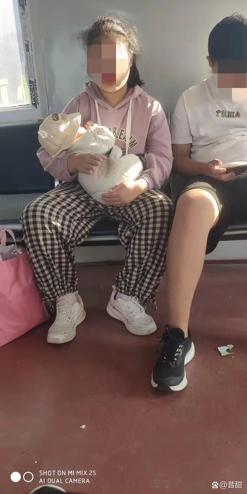 梦见抱别人的小孩_2