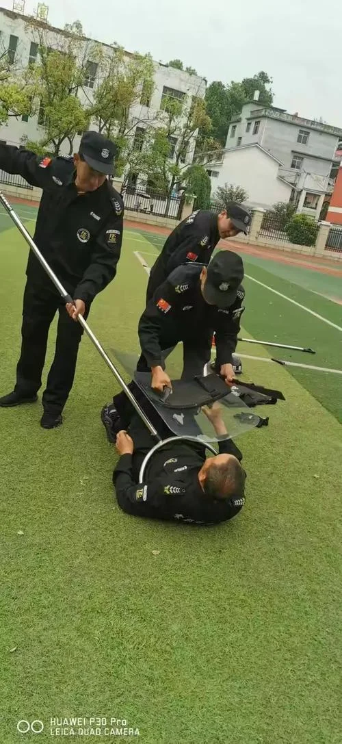 中国留学生打保安视频-中国留学生殴保安