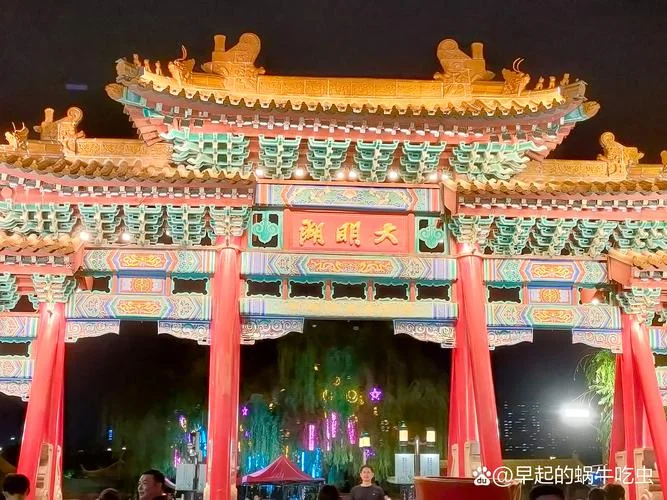大明湖的诗句是谁写的_1