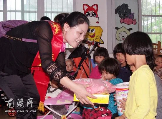 孤儿院送什么礼物好_2