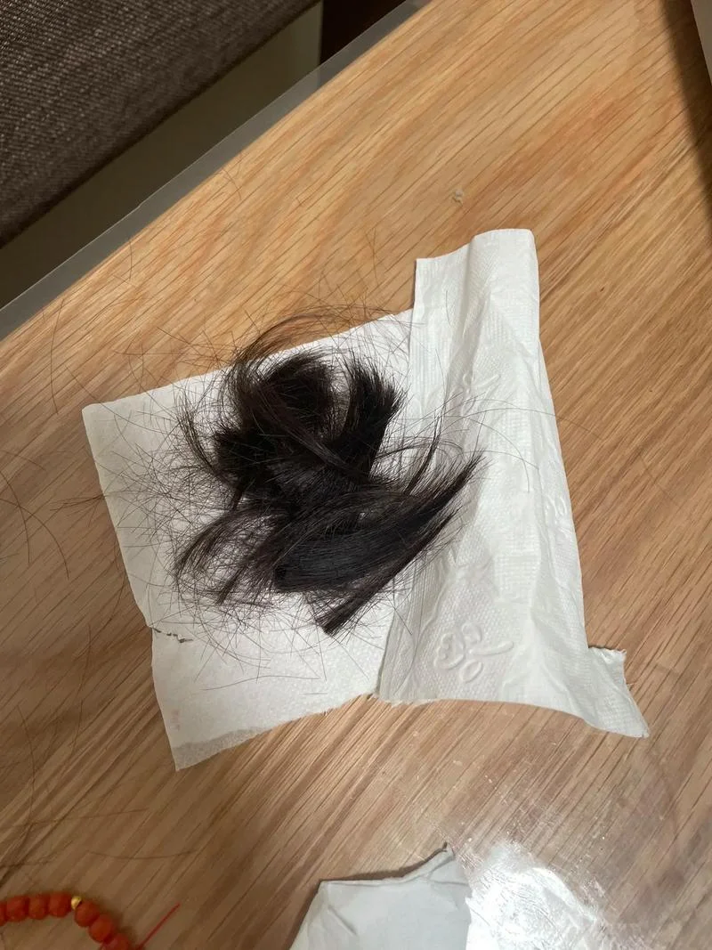 梦见剪掉一缕头发_1