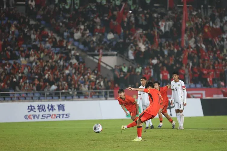 中国足球第一次冲击世界杯是在哪一年_2