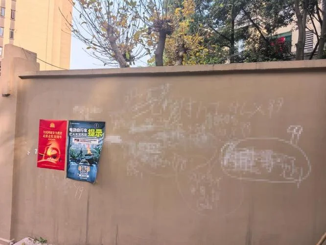 在景点乱涂乱画新闻-景区涂鸦乱象