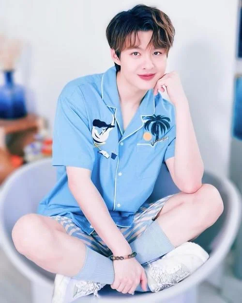 saint黄明明多大了_1