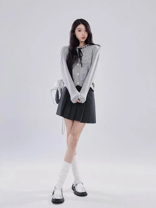 穿着灰色漏背毛衣的那个女的叫什么_2