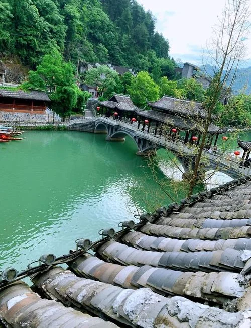 凤凰古城出发三日游_1