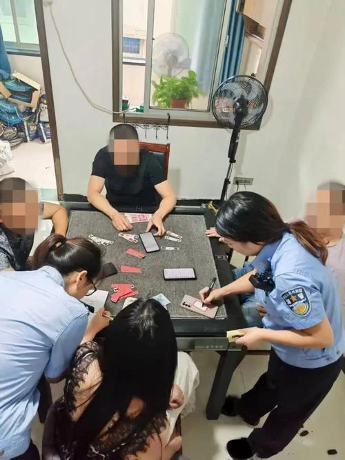 梦见好多人打牌赌钱_1