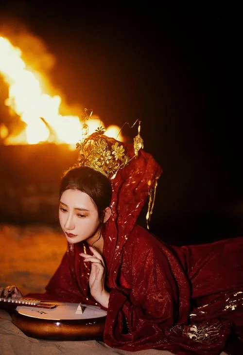 红衣佳人白衣友出处_1