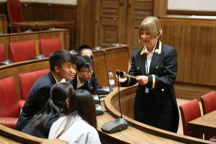 出国留学好坏英语辩论-出国留学英语辩论
